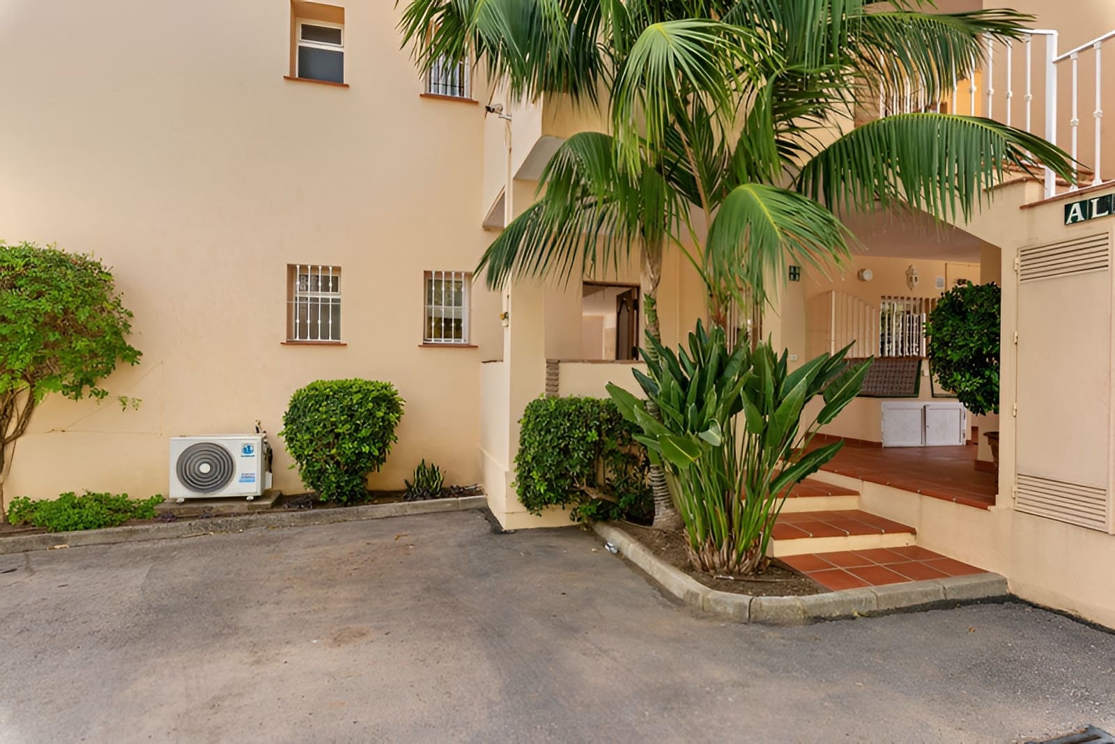 3 bedroom Apartment for sale in Nueva Andalucia with pool garage - € 699,000 (Ref: 9726479)