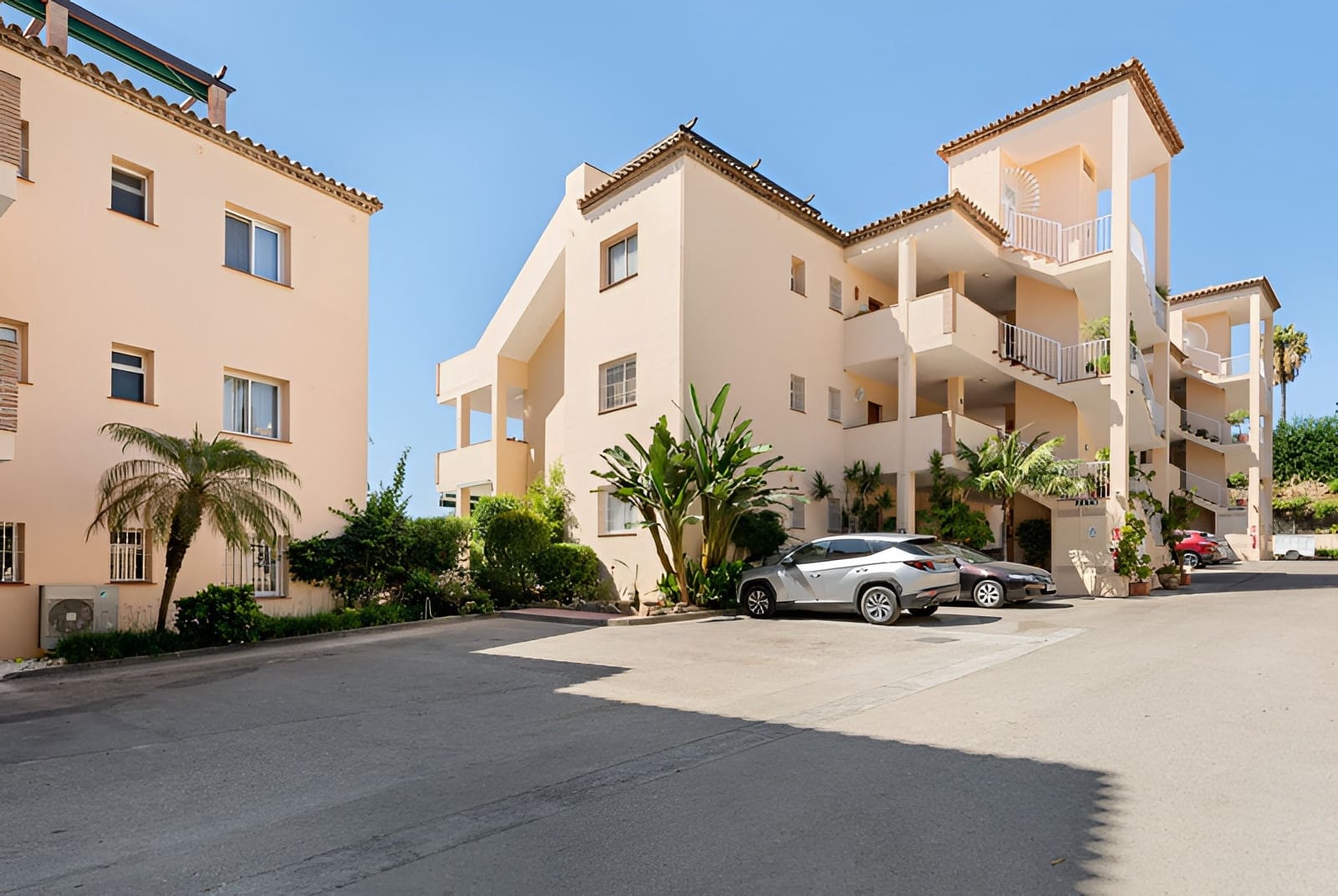 3 bedroom Apartment for sale in Nueva Andalucia with pool garage - € 699,000 (Ref: 9726479)