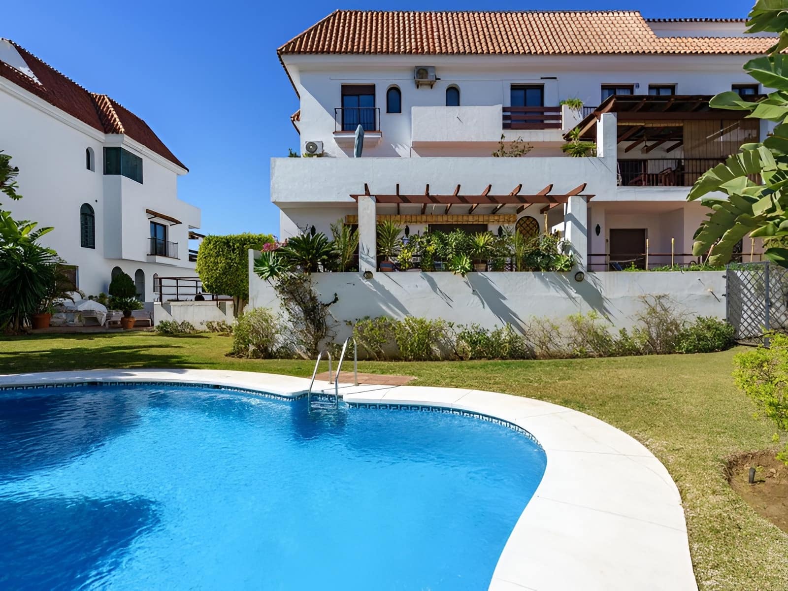 2 soverom Leilighet til salgs i Marbella med svømmebasseng garasje - € 550 000 (Ref: 9726485)