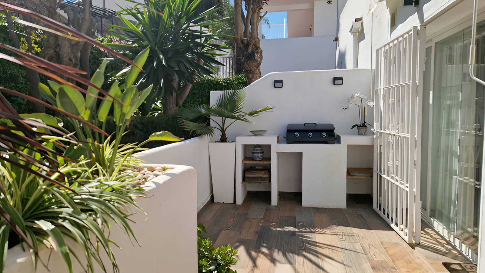 4 bedroom Apartment for sale in Nueva Andalucia with pool garage - € 770,000 (Ref: 9735329)