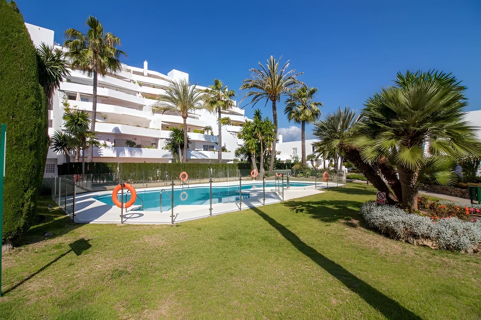 4 bedroom Apartment for sale in Nueva Andalucia with pool garage - € 770,000 (Ref: 9735329)