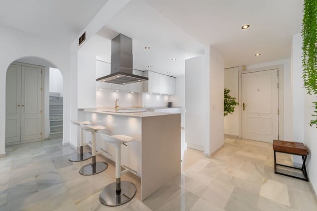 Ático de 3 habitaciones en Golden Mile, Marbella en venta con piscina garaje - 745.000 € (Ref: 9735330)