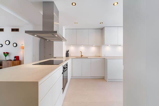 Ático de 3 habitaciones en Golden Mile, Marbella en venta con piscina garaje - 745.000 € (Ref: 9735330)