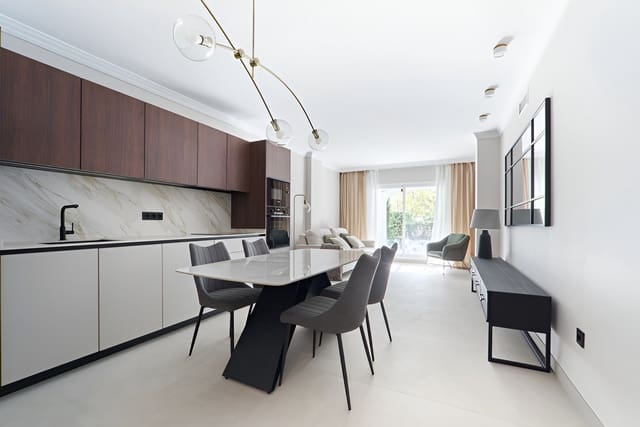 3 makuuhuone Huoneisto myytävänä paikassa San Pedro de Alcantara, Marbella mukana uima-altaan 
autotalli - 745 000 € (Ref: 9735331)