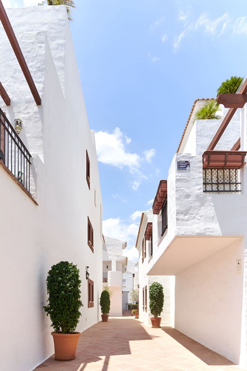 3 bedroom Apartment for sale in San Pedro de Alcantara with pool garage - € 745,000 (Ref: 9735331)