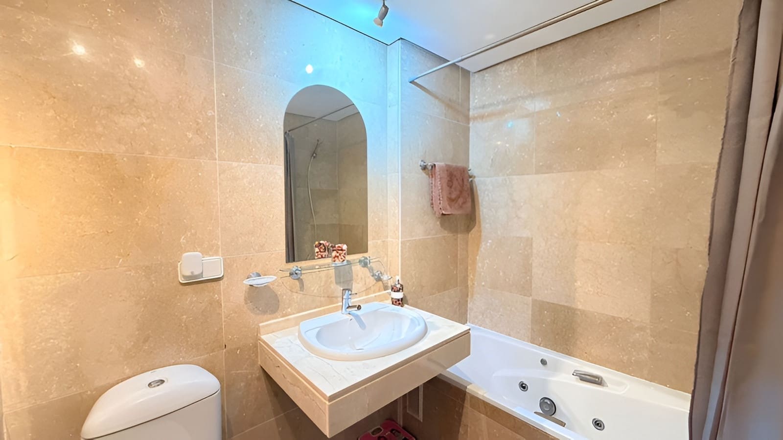 2 bedroom Apartment for sale in La Duquesa / Puerto de la Duquesa with pool garage - € 369,000 (Ref: 9738345)