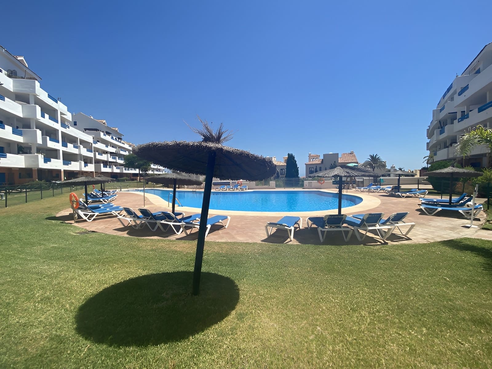 2 bedroom Apartment for sale in La Duquesa / Puerto de la Duquesa with pool garage - € 369,000 (Ref: 9738345)