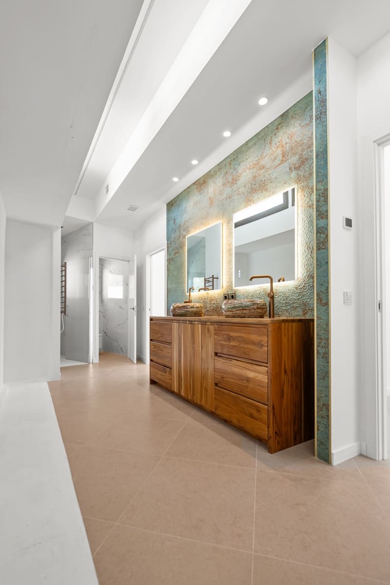 4 bedroom Villa for sale in New Golden Mile with pool garage - € 2,400,000 (Ref: 9747722)