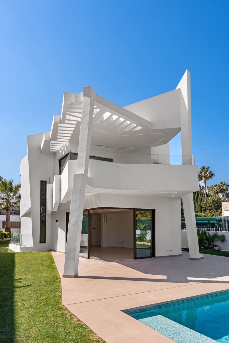 4 bedroom Villa for sale in New Golden Mile with pool garage - € 2,400,000 (Ref: 9747722)