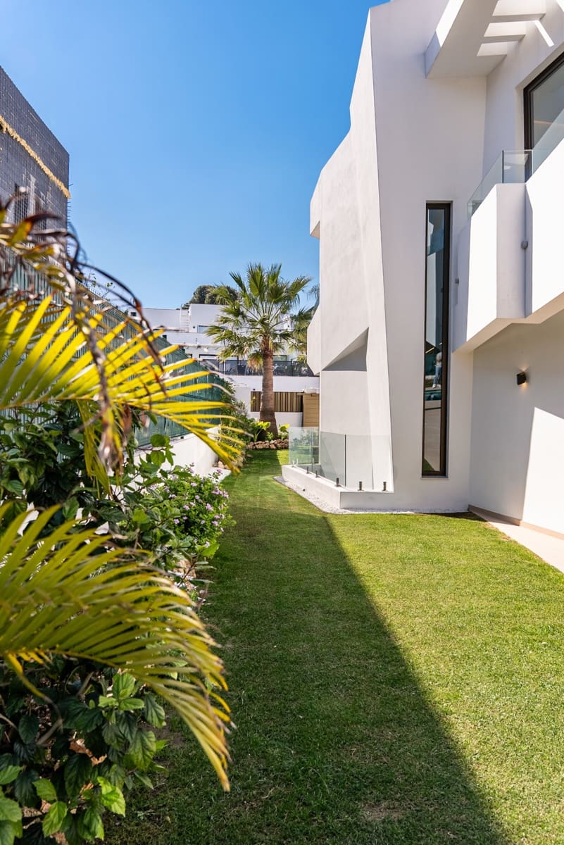 4 bedroom Villa for sale in New Golden Mile with pool garage - € 2,400,000 (Ref: 9747722)