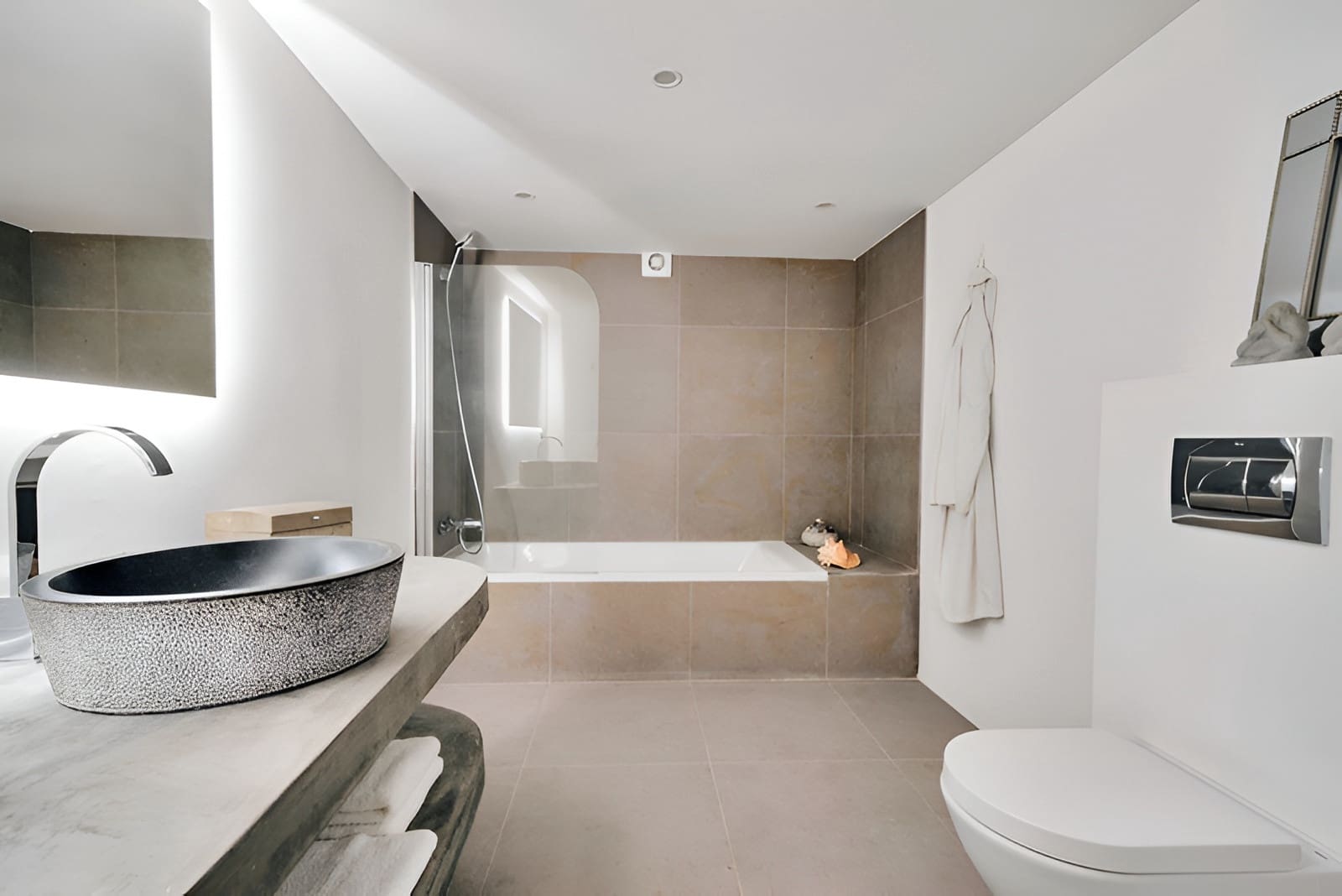 4 bedroom Villa for sale in Estepona with pool garage - € 1,500,000 (Ref: 9788212)