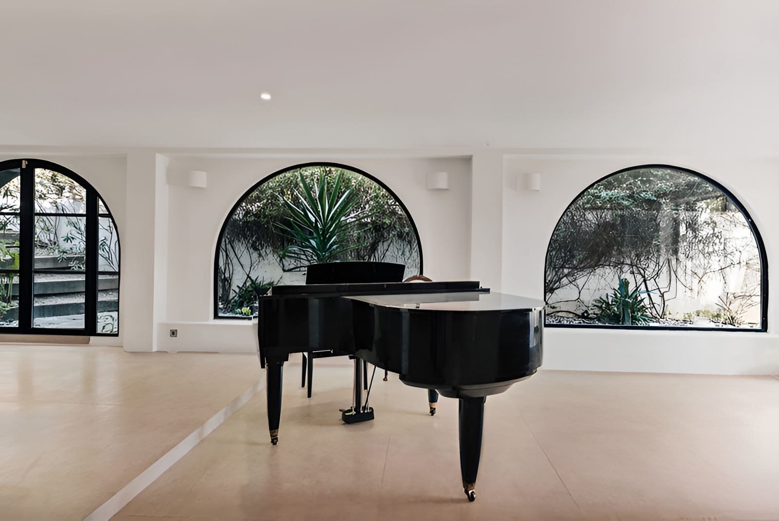 4 bedroom Villa for sale in Estepona with pool garage - € 1,500,000 (Ref: 9788212)