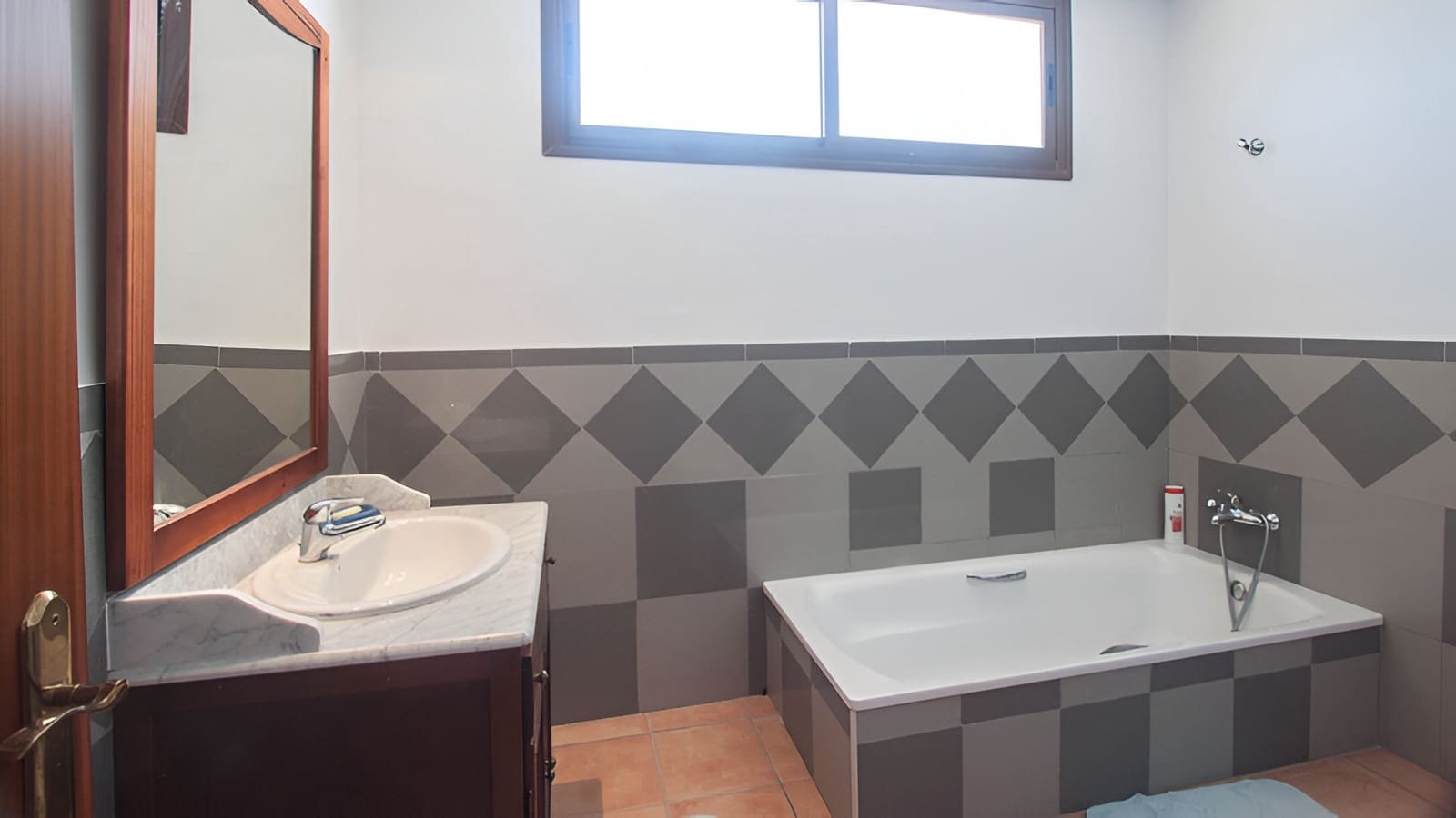 3 sypialnia Finka/Dom wiejski na sprzedaż w El Padron z basenem garażem - 2 000 000 € (Ref: 9788213)