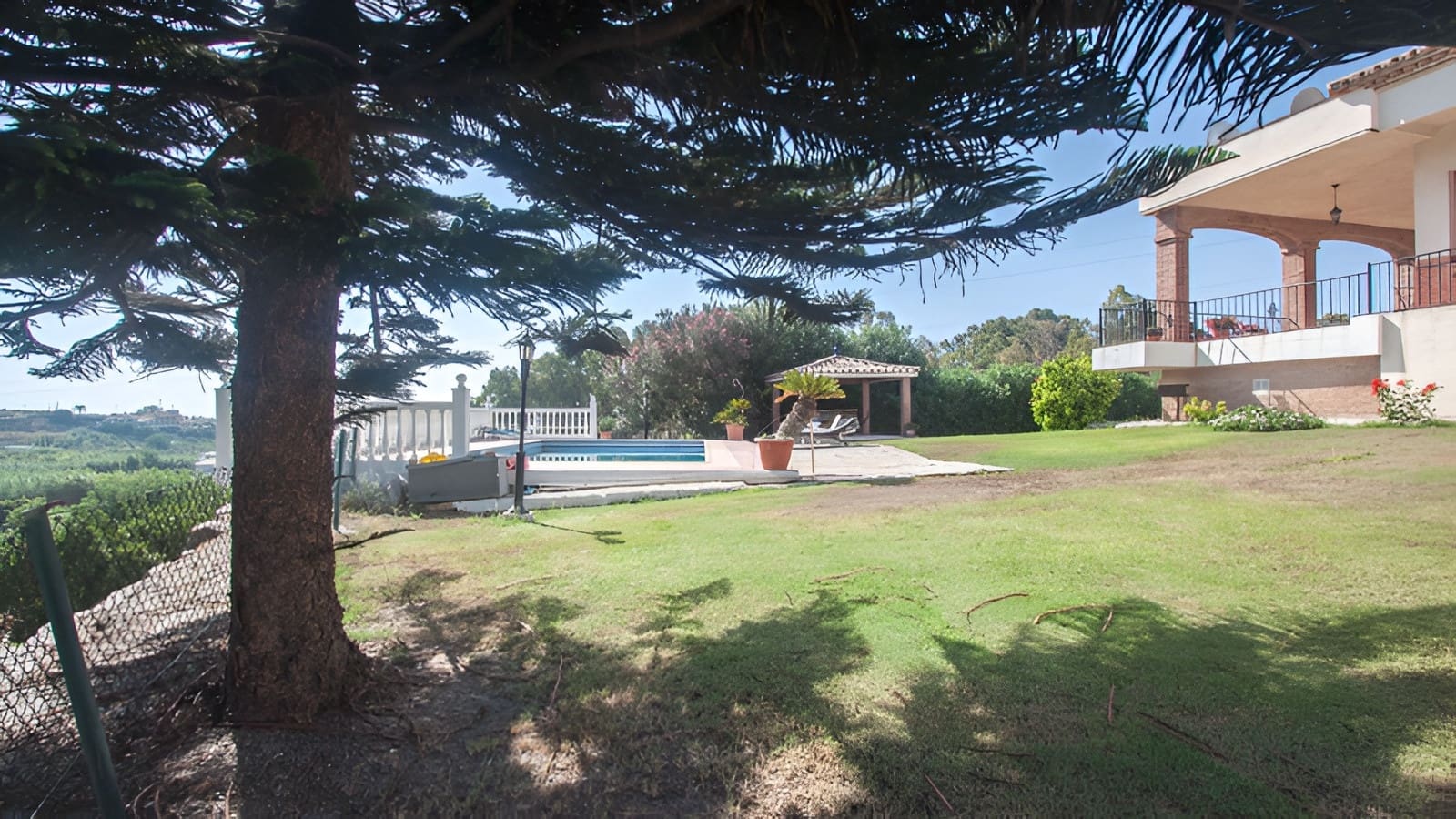 3 sypialnia Finka/Dom wiejski na sprzedaż w El Padron z basenem garażem - 2 000 000 € (Ref: 9788213)