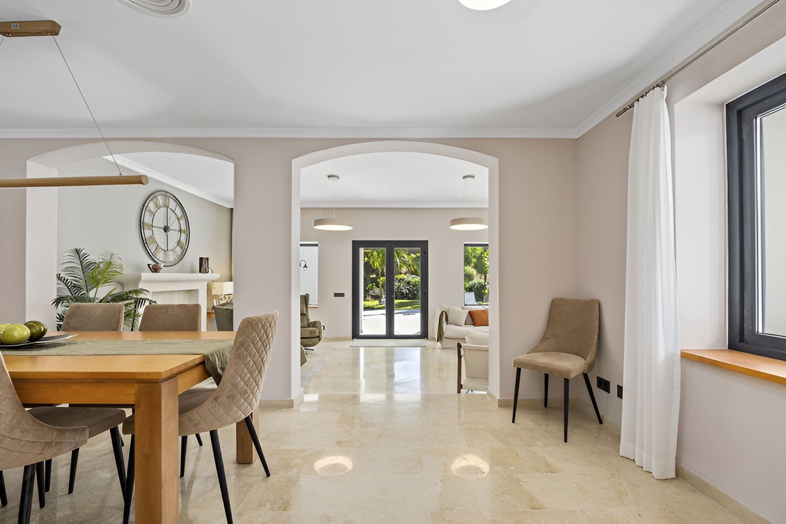 5 soverom Villa til salgs i El Paraiso med svømmebasseng garasje - € 1 998 000 (Ref: 9788214)