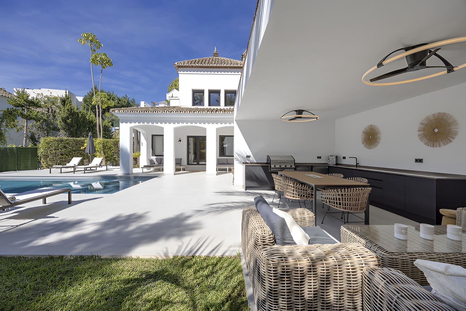 5 soverom Villa til salgs i El Paraiso med svømmebasseng garasje - € 1 998 000 (Ref: 9788214)