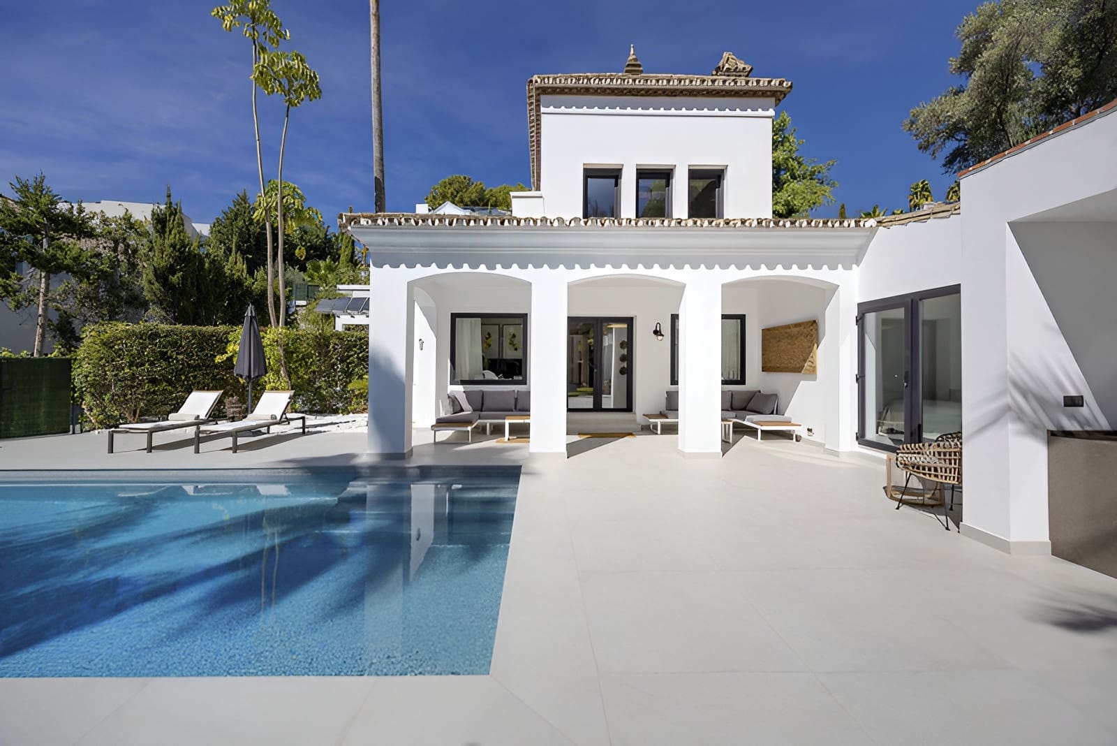 5 soverom Villa til salgs i El Paraiso med svømmebasseng garasje - € 1 998 000 (Ref: 9788214)