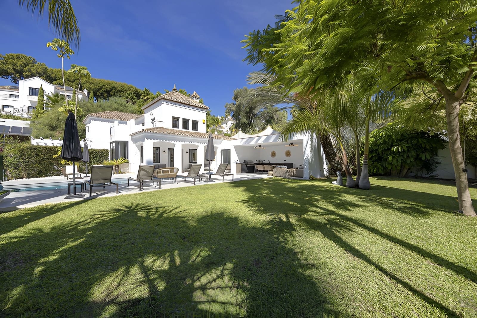 5 soverom Villa til salgs i El Paraiso med svømmebasseng garasje - € 1 998 000 (Ref: 9788214)