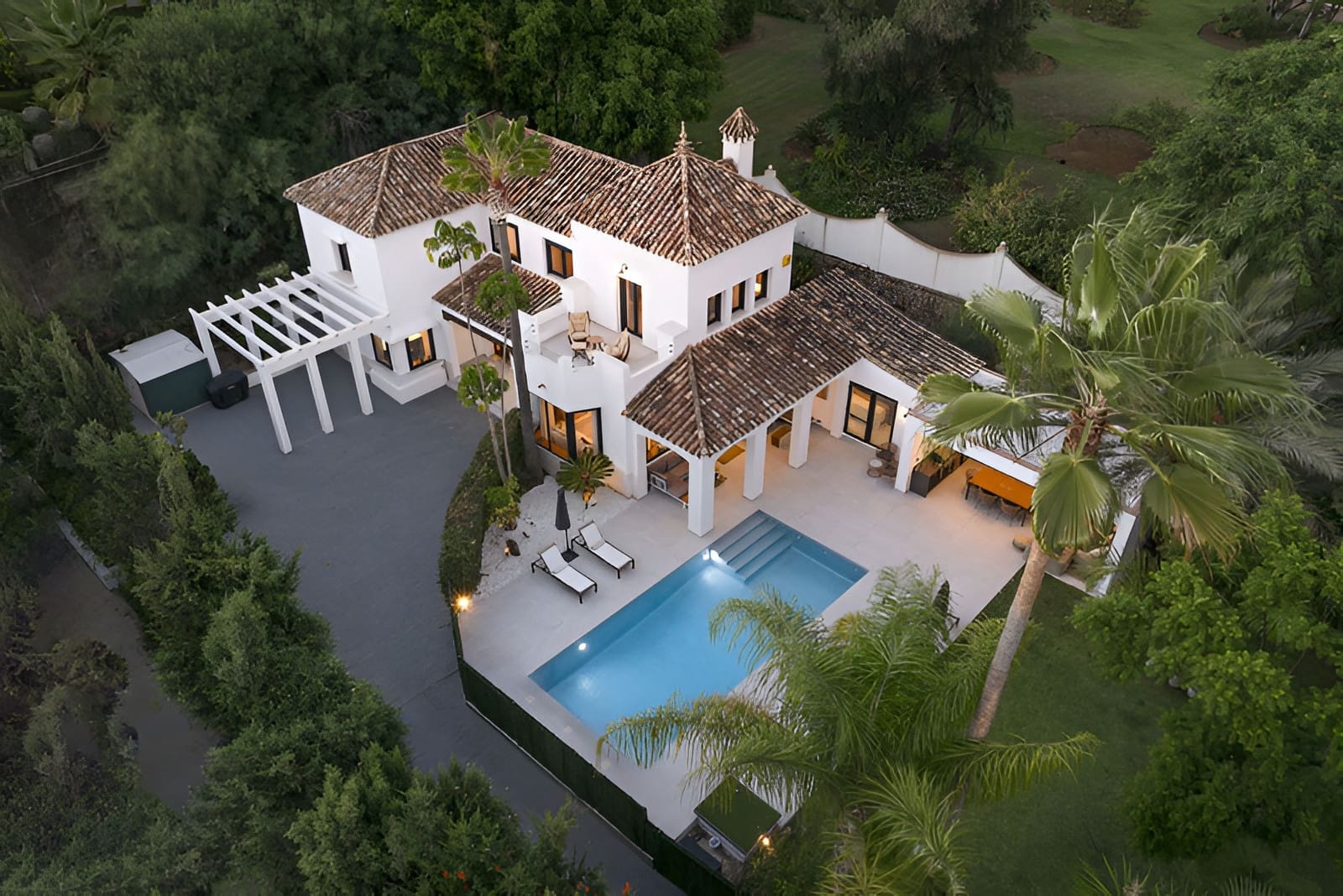 5 soverom Villa til salgs i El Paraiso med svømmebasseng garasje - € 1 998 000 (Ref: 9788214)