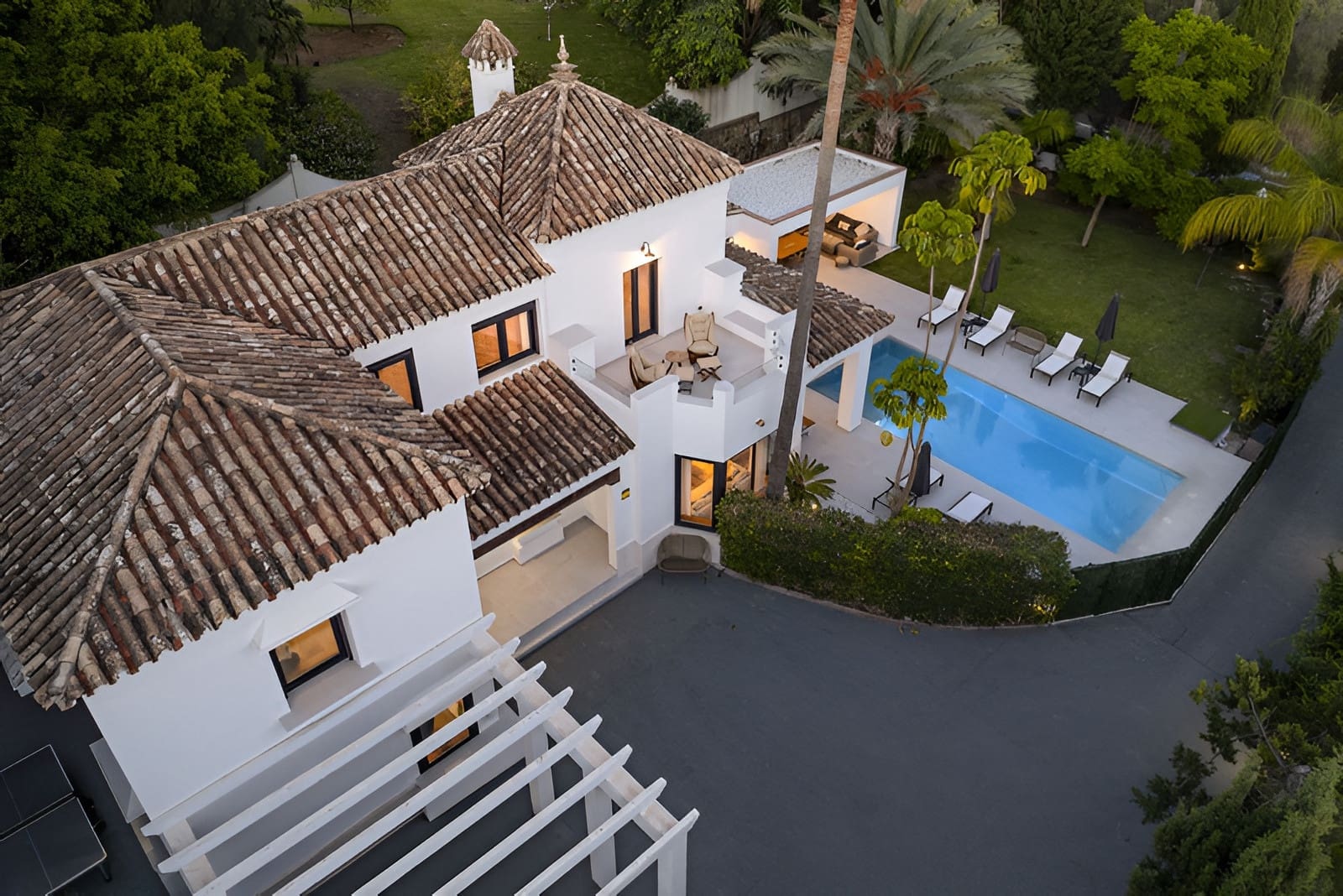 5 soverom Villa til salgs i El Paraiso med svømmebasseng garasje - € 1 998 000 (Ref: 9788214)