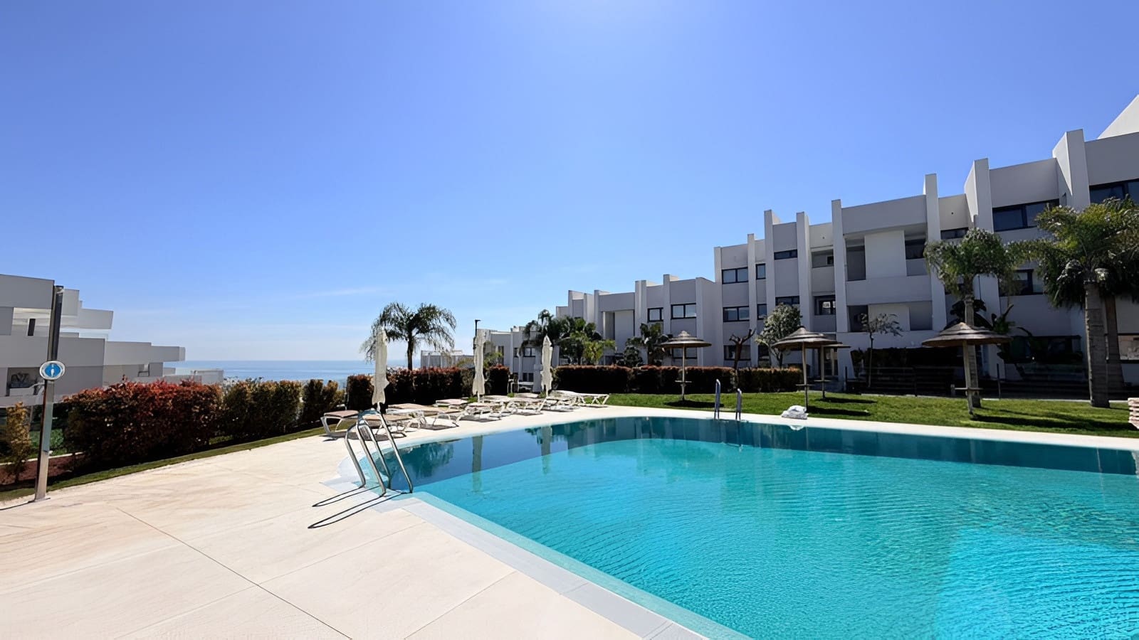 2 bedroom Apartment for sale in La Duquesa / Puerto de la Duquesa with pool garage - € 399,000 (Ref: 9788218)