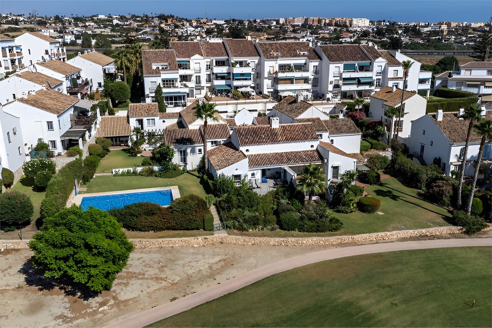 2 slaapkamer Huis te koop in Mijas Costa met zwembad - € 395.000 (Ref: 9788220)