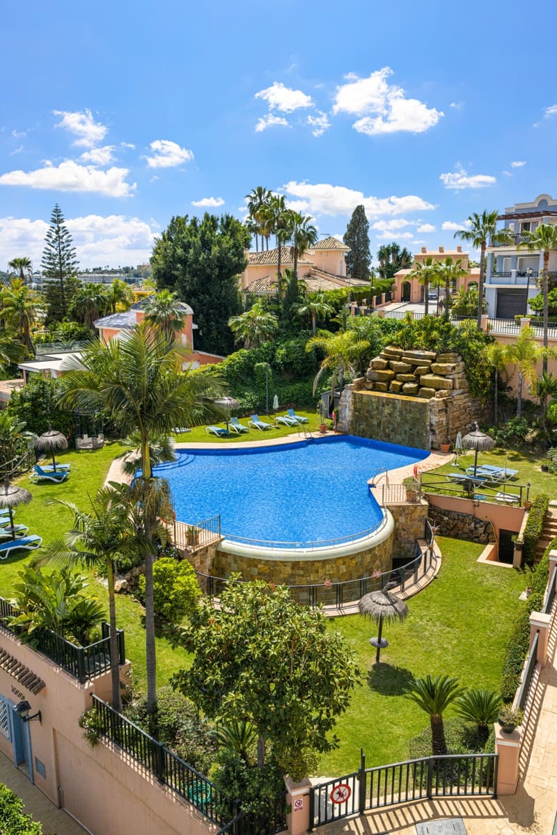 4 soverom Hus til salgs i Nueva Andalucia med svømmebasseng garasje - € 1 350 000 (Ref: 9796537)