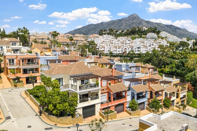 4 soverom Hus til salgs i Nueva Andalucia, Marbella med svømmebasseng garasje - € 1 350 000 (Ref: 9796537)