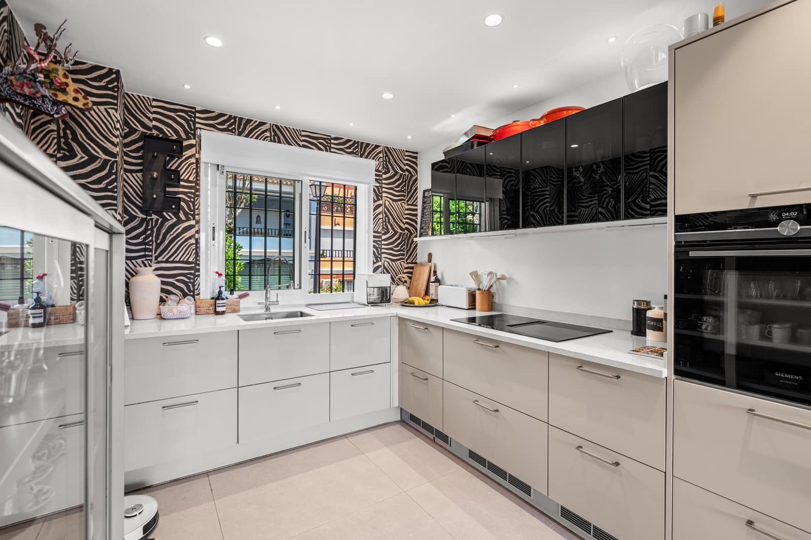 4 soverom Hus til salgs i Nueva Andalucia med svømmebasseng garasje - € 1 350 000 (Ref: 9796537)