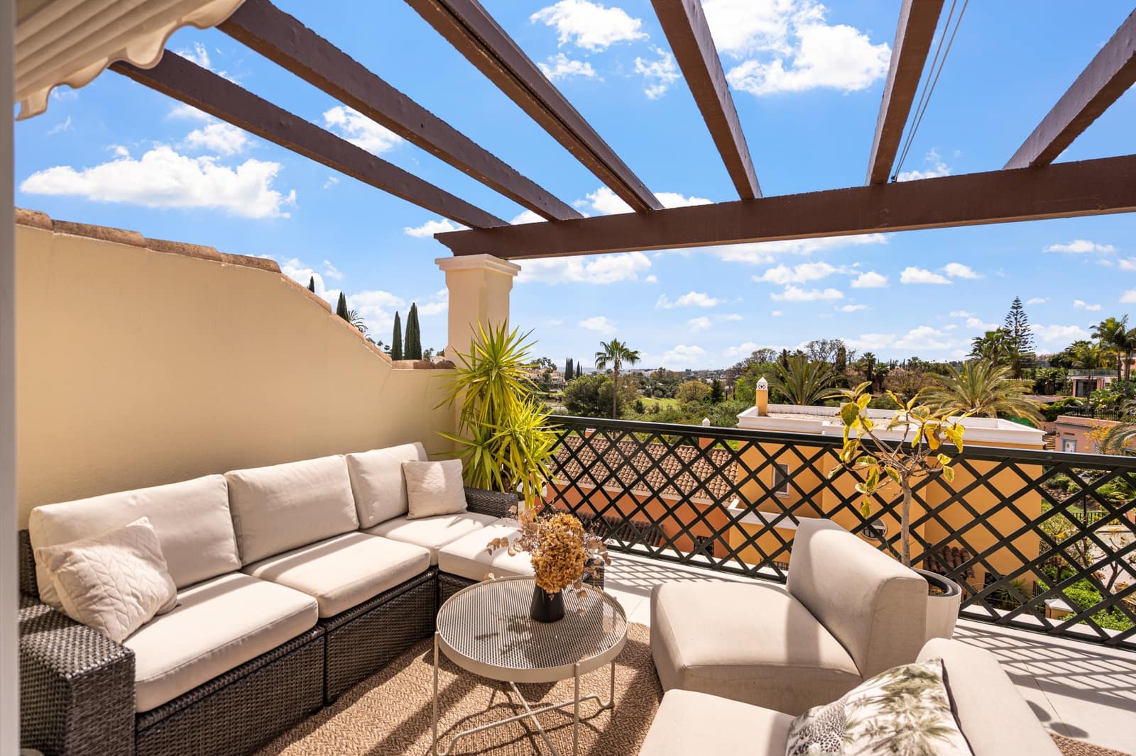 4 soverom Hus til salgs i Nueva Andalucia med svømmebasseng garasje - € 1 350 000 (Ref: 9796537)