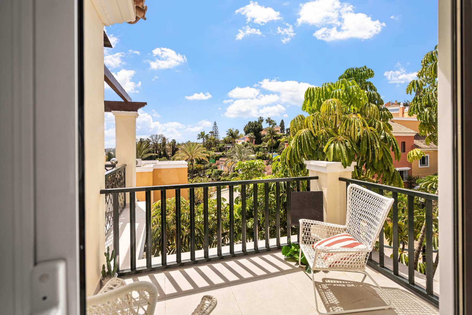 4 soverom Hus til salgs i Nueva Andalucia med svømmebasseng garasje - € 1 350 000 (Ref: 9796537)