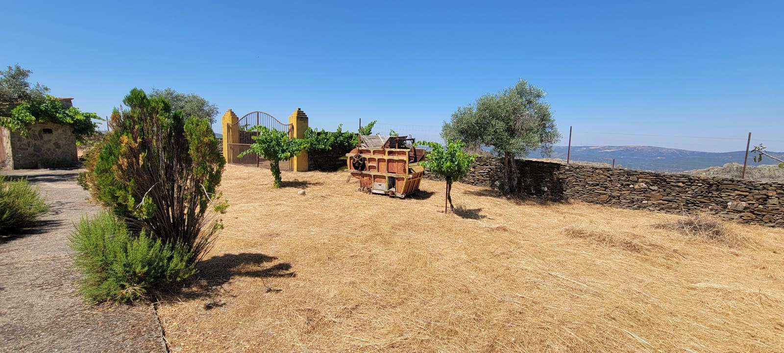 2 bedroom Finca/Country House for sale in Trujillo with garage - € 375,000 (Ref: 9126292)