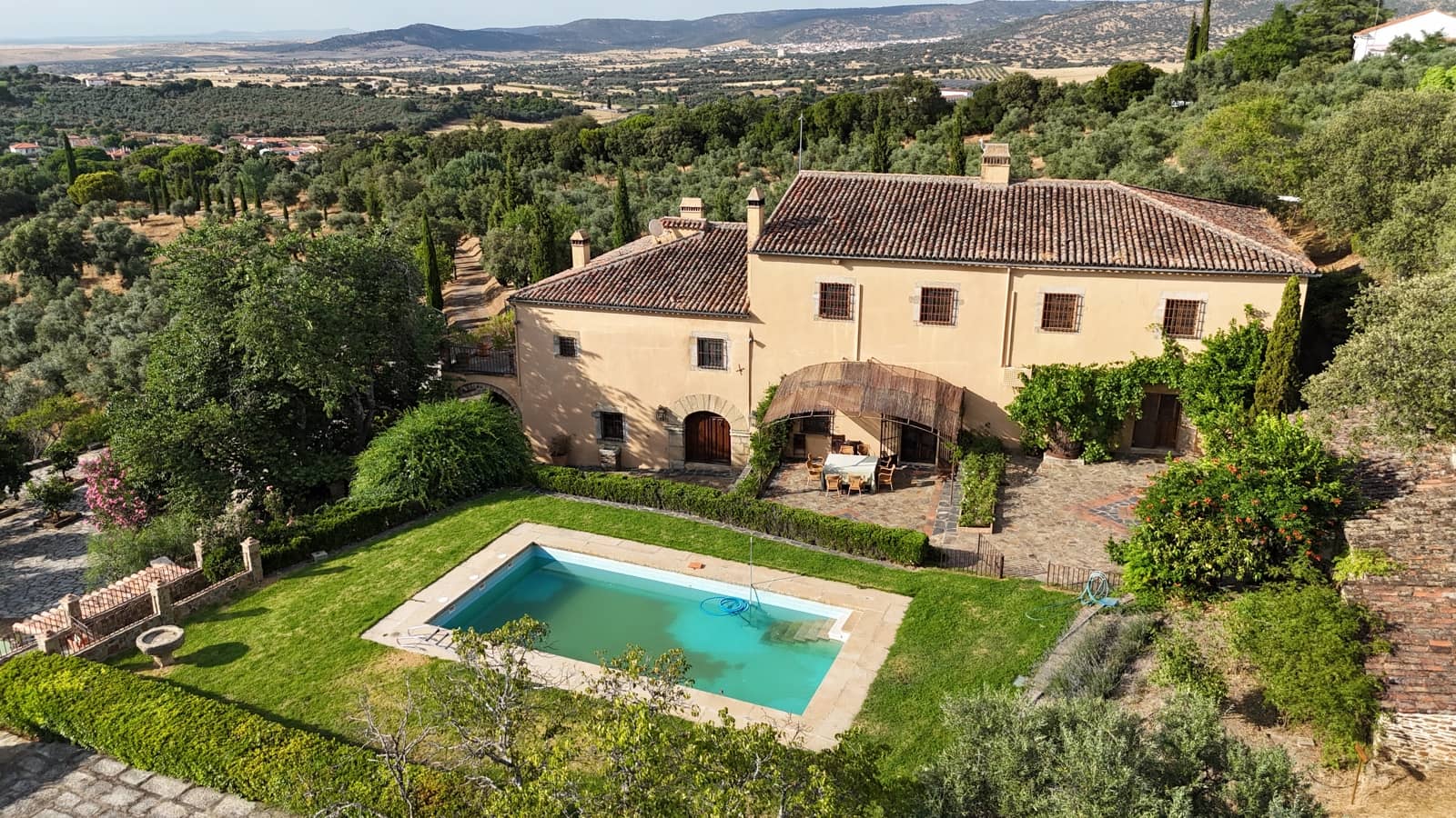 6 bedroom Finca/Country House for holiday rental in Madronera with pool garage - € 1,740 (Ref: 9126418)