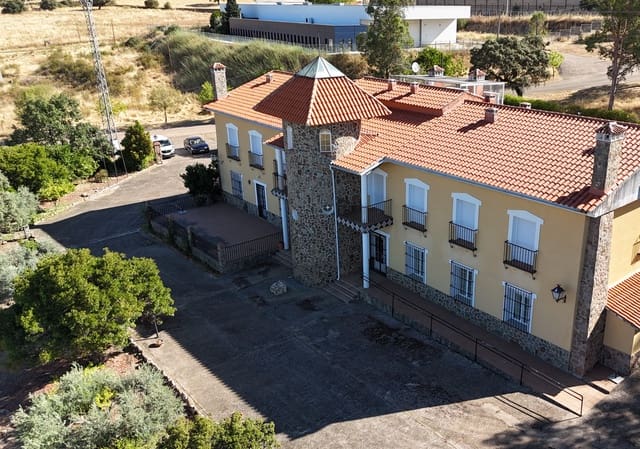 14 soveværelse Virksomhed til salg i Guadalupe med swimmingpool garage - € 750.000 (Ref: 9143729)