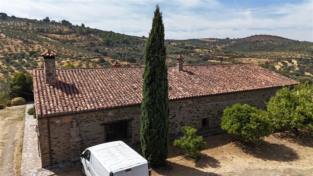 4 bedroom Finca/Country House for sale in Trujillo with garage - € 636,000 (Ref: 9190829)