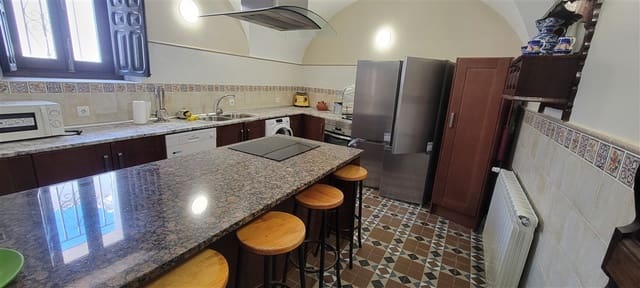 16 bedroom Townhouse for sale in Madroñera with garage - € 600,000 (Ref: 9305286)