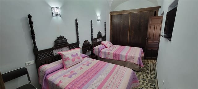 16 bedroom Townhouse for sale in Madroñera with garage - € 600,000 (Ref: 9305286)