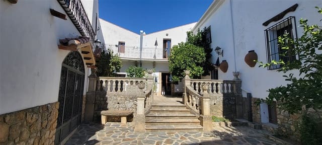 16 bedroom Townhouse for sale in Madroñera with garage - € 600,000 (Ref: 9305286)