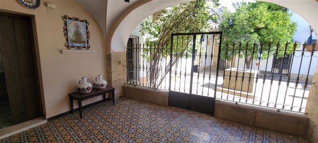 16 bedroom Townhouse for sale in Madroñera with garage - € 600,000 (Ref: 9305286)