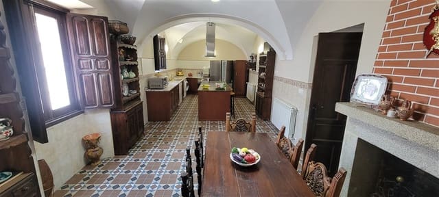 16 bedroom Townhouse for sale in Madroñera with garage - € 600,000 (Ref: 9305286)