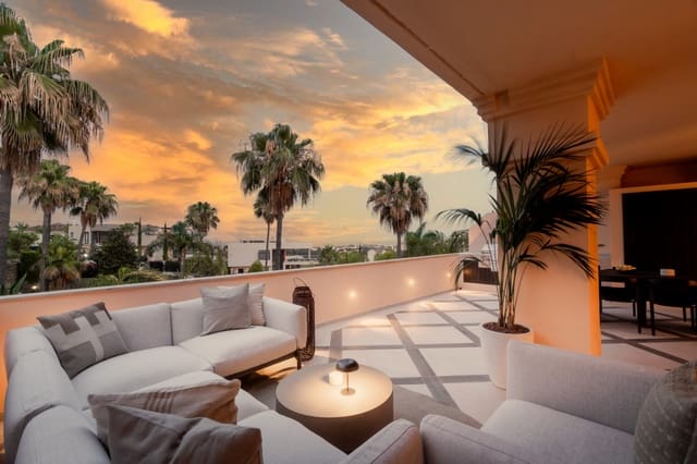 4 soveværelse Penthouse til salg i Las Brisas, Marbella med swimmingpool garage - € 2.895.000 (Ref: 8738961)