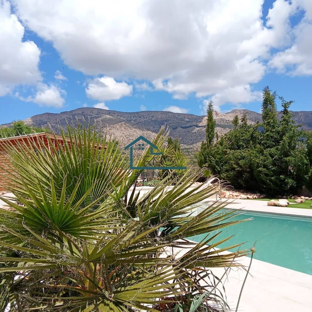 3 bedroom Villa for sale in Velez-Rubio with pool garage - € 320,000 (Ref: 8994375)