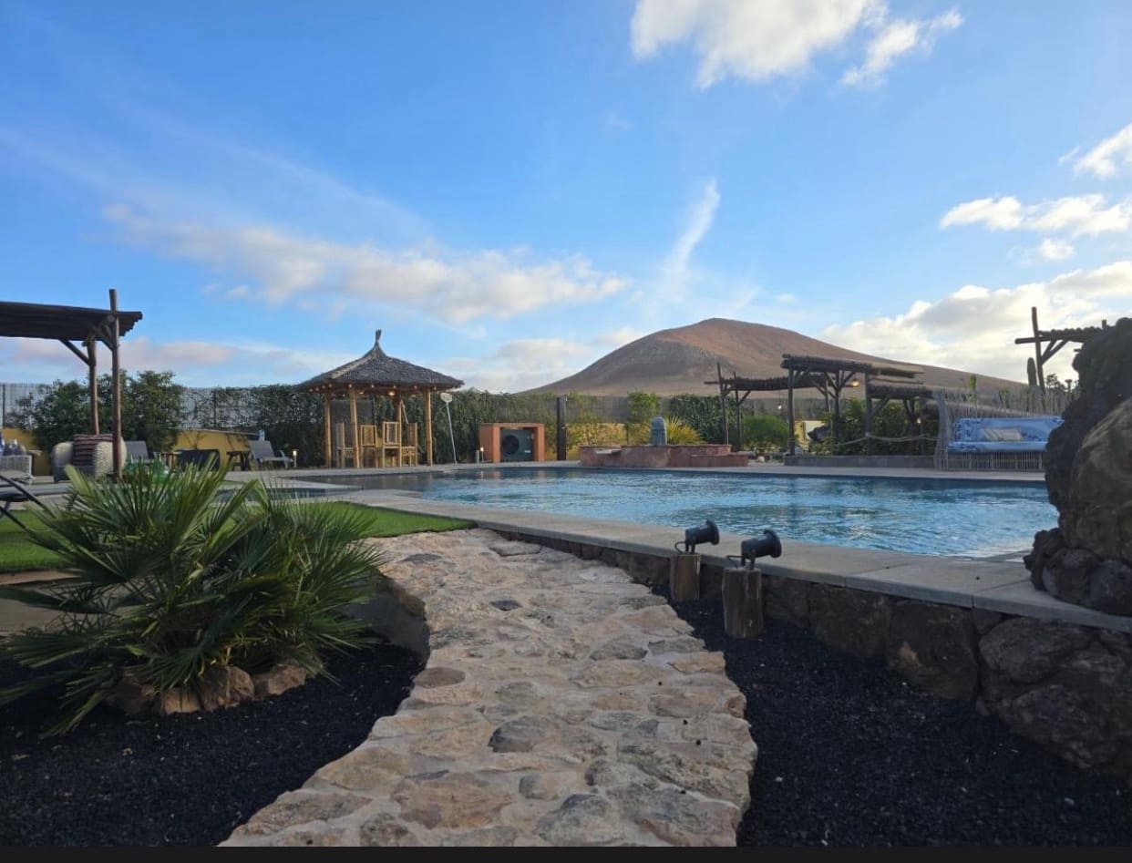 8 slaapkamer Finca/Landhuis te koop in Puerto del Rosario met zwembad garage - € 1.149.000 (Ref: 9436281)