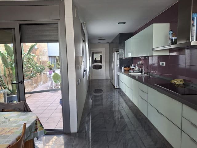5 sovrum Radhus till salu i Mataró med pool - 1 300 000 € (Ref: 9841234)