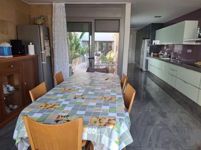 5 sovrum Radhus till salu i Mataró med pool - 1 300 000 € (Ref: 9841234)