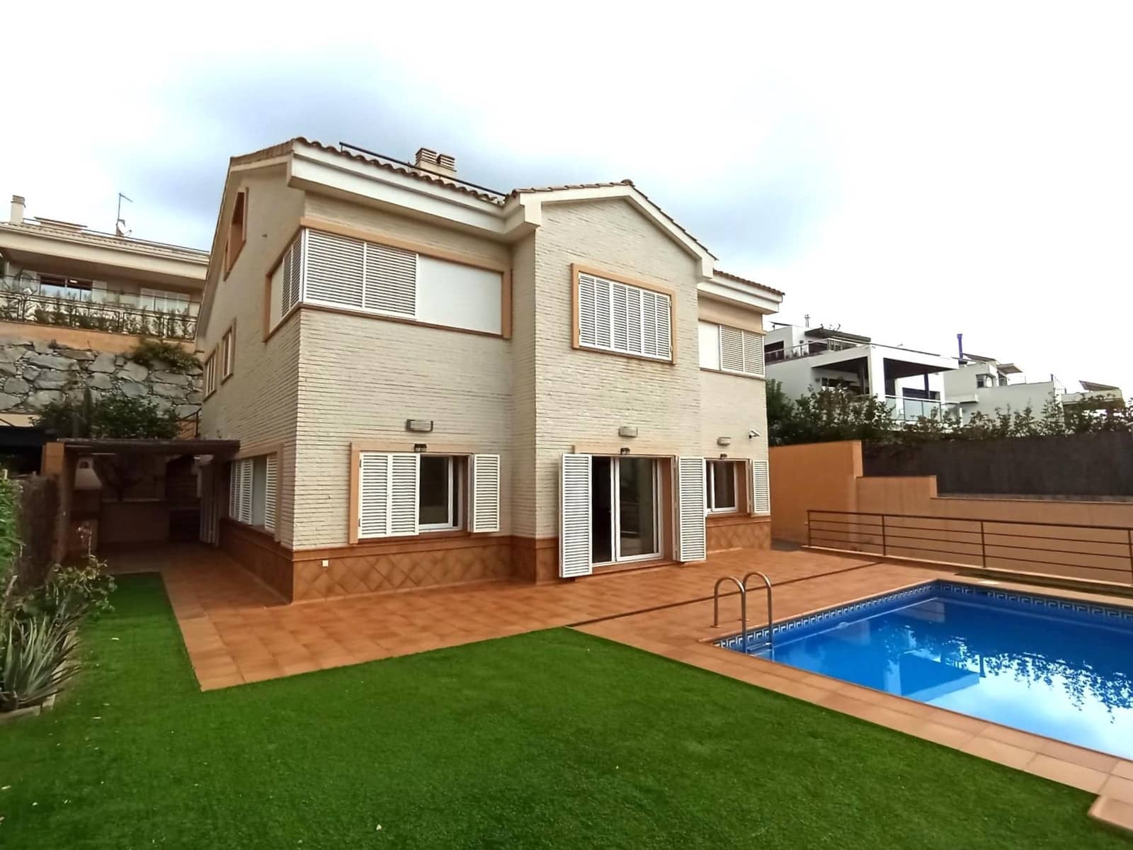 5 sypialnia Willa na sprzedaż w Vilassar de Dalt z basenem garażem - 930 000 € (Ref: 9841239)