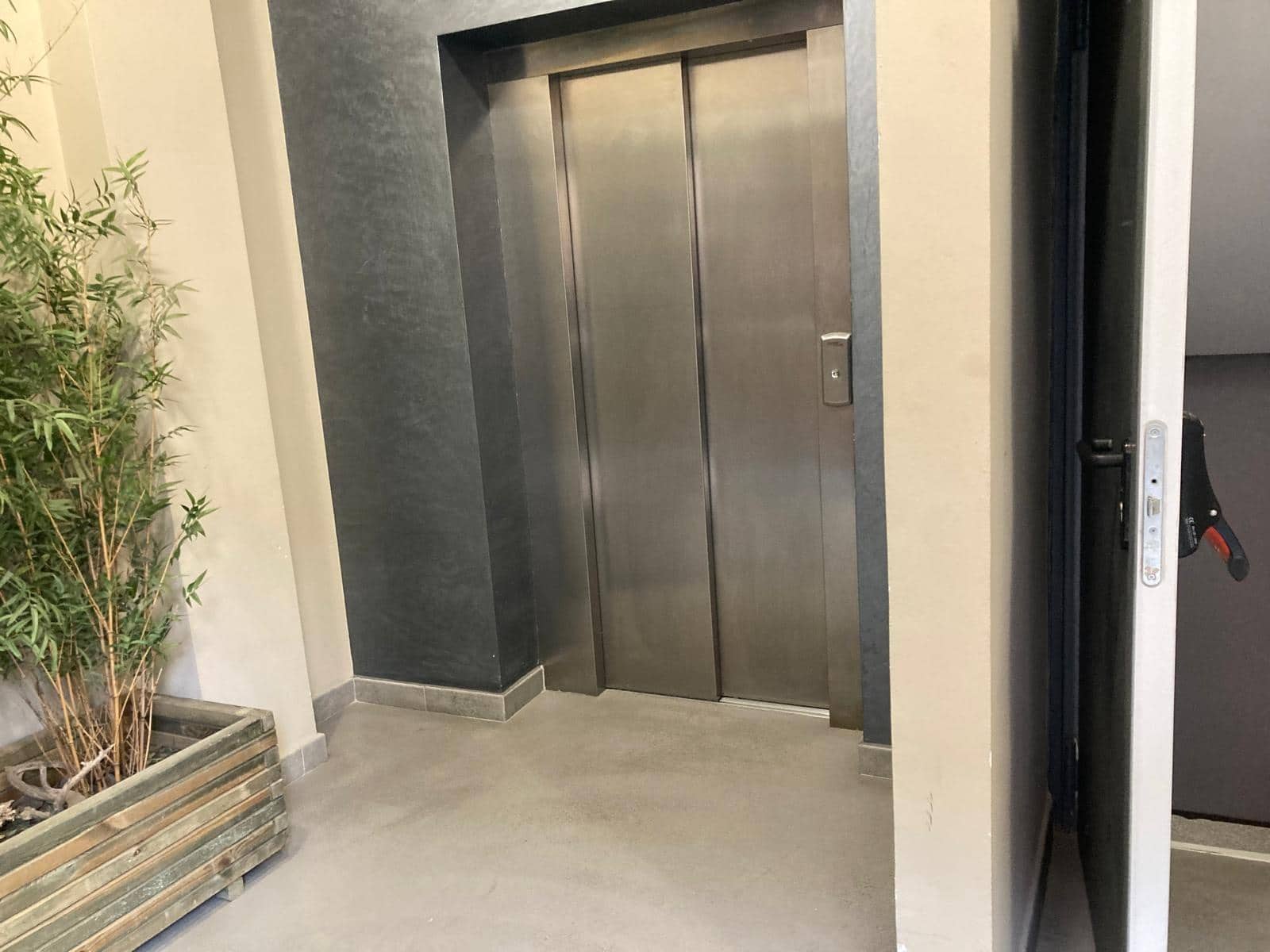 Erhverv til salg i Mataro med garage - € 320.000 (Ref: 9841249)