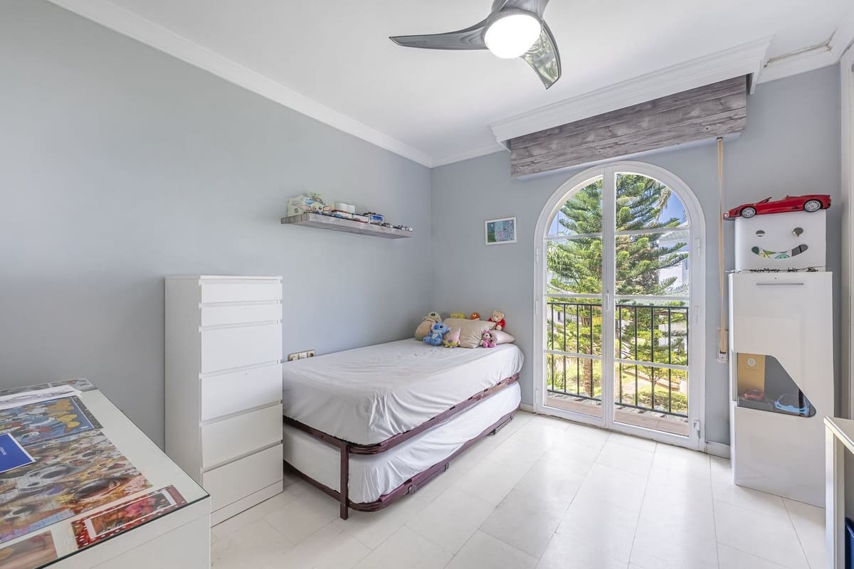 3 soveværelse Finca/Landehus til salg i Nueva Andalucia med swimmingpool garage - € 640.000 (Ref: 10018137)