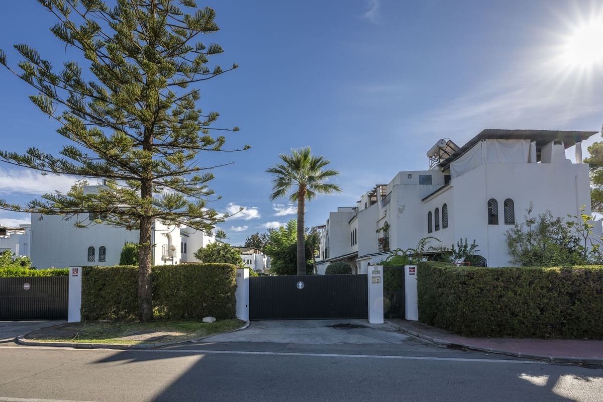 3 soveværelse Finca/Landehus til salg i Nueva Andalucia med swimmingpool garage - € 640.000 (Ref: 10018137)