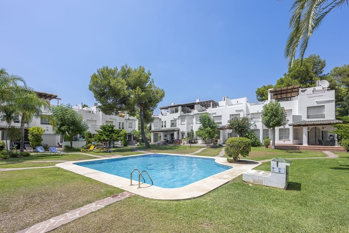 3 soveværelse Finca/Landehus til salg i Nueva Andalucia med swimmingpool garage - € 640.000 (Ref: 10018137)